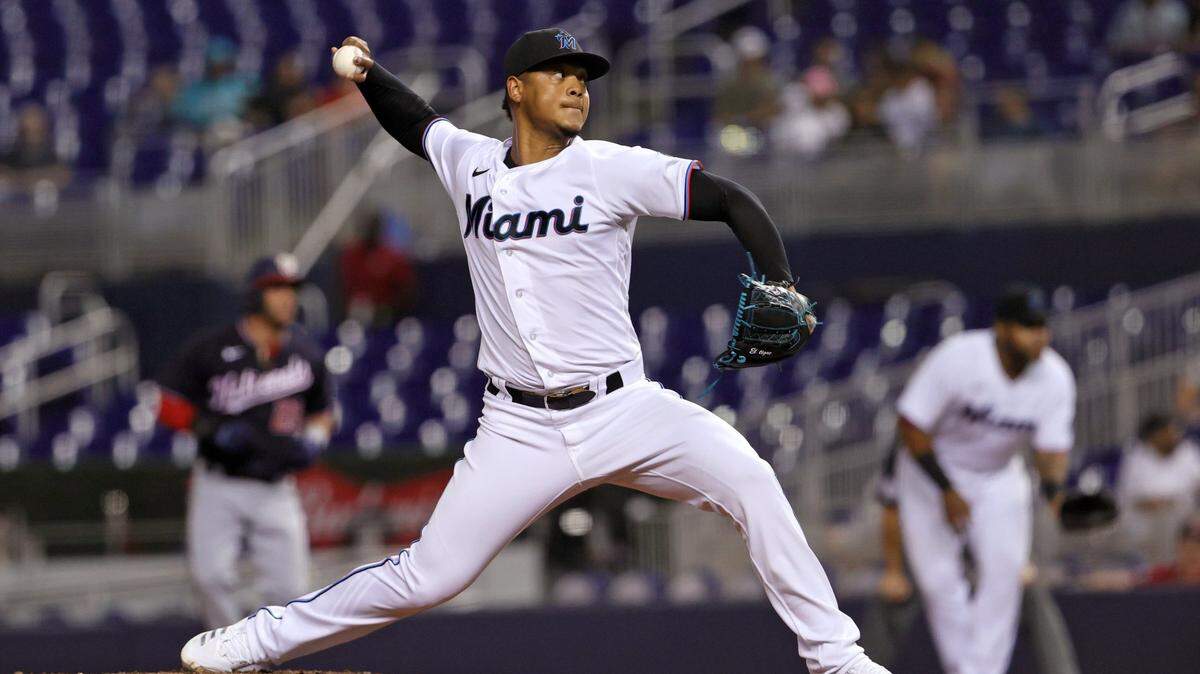 El abridor de los Marlins Elieser Hernández lanza en el segundo inning del partido ante los Nacionales de Washington, el 26 de agosto de 2021 en Miami.