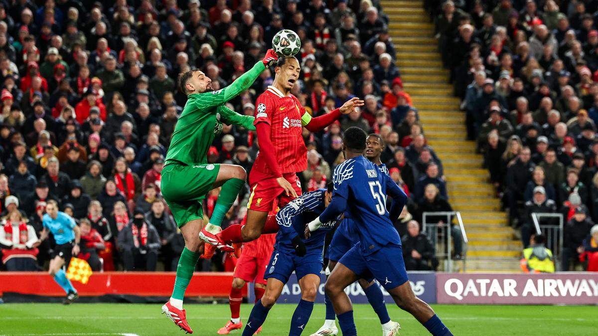 El portero del Paris Saint-Germain Gianluigi Donnarumma despeja la pelota ante Liverpool, en el partido de vuelta de los octavos de final de la Liga de Campeones, celebrado el 11 de marzo de 2025 en Anfield, Liverpool.