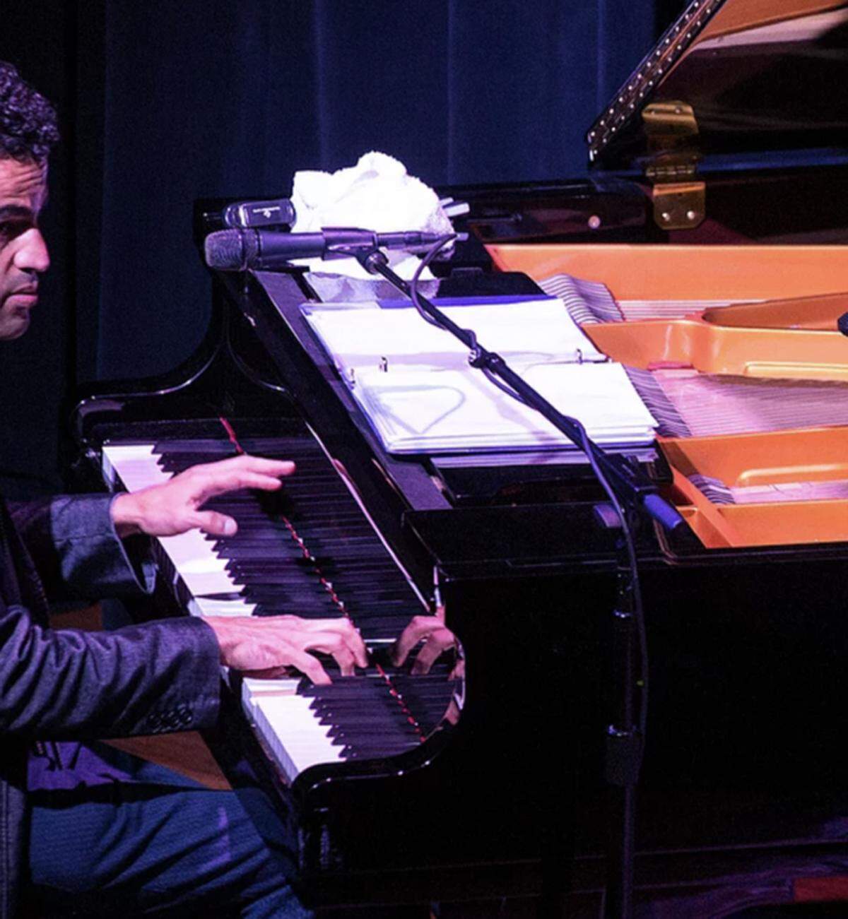 Las mezclas musicales de Edgar Pantoja, pianista, compositor y arreglista, en el vestíbulo del Hotel Betsy, Miami Beach.