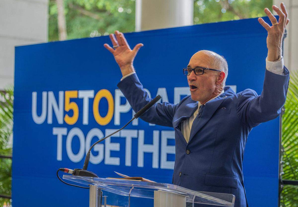 El presidente Kenneth A. Jessell reacciona mientras habla durante una fiesta para celebrar que, por primera vez, la Universidad Internacional de Florida ha sido nombrada entre las 50 mejores en la clasificación de las mejores universidades de 2025 de U.S. News & World Report, celebrada en el Campus Sur de FIU el pasado 23 de septiembre.