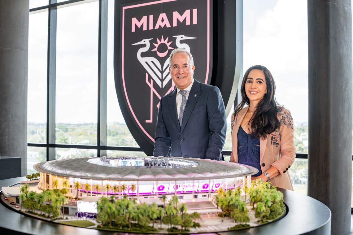 Jorge Mas, copropietario gerente del Inter Miami CF y Cristina Junqueira, cofundadora y directora ejecutiva de Nu en Estados Unidos, posan con la maqueta del nuevo estadio del equipo del sur de la Florida. 