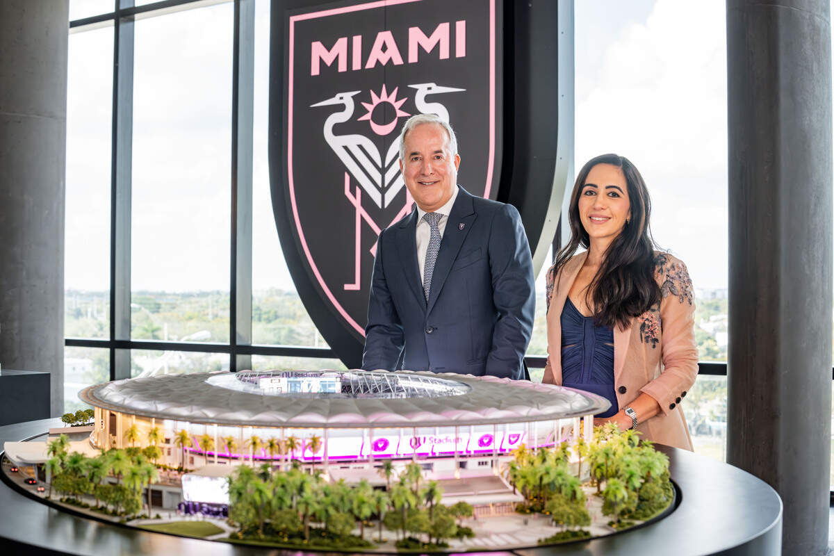 Jorge Mas, copropietario gerente del Inter Miami CF y Cristina Junqueira, cofundadora y directora ejecutiva de Nu en Estados Unidos, posan con la maqueta del nuevo estadio del equipo del sur de la Florida.