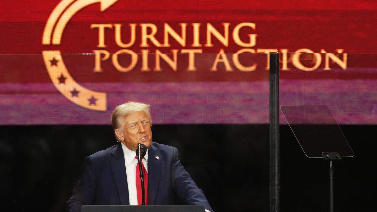 El presidente Donald Trump habla en el funeral del activista conservador Charlie Kirk, el 21 de septiembre de 2025 en en el State Farm Stadium en Glendale, Arizona.
