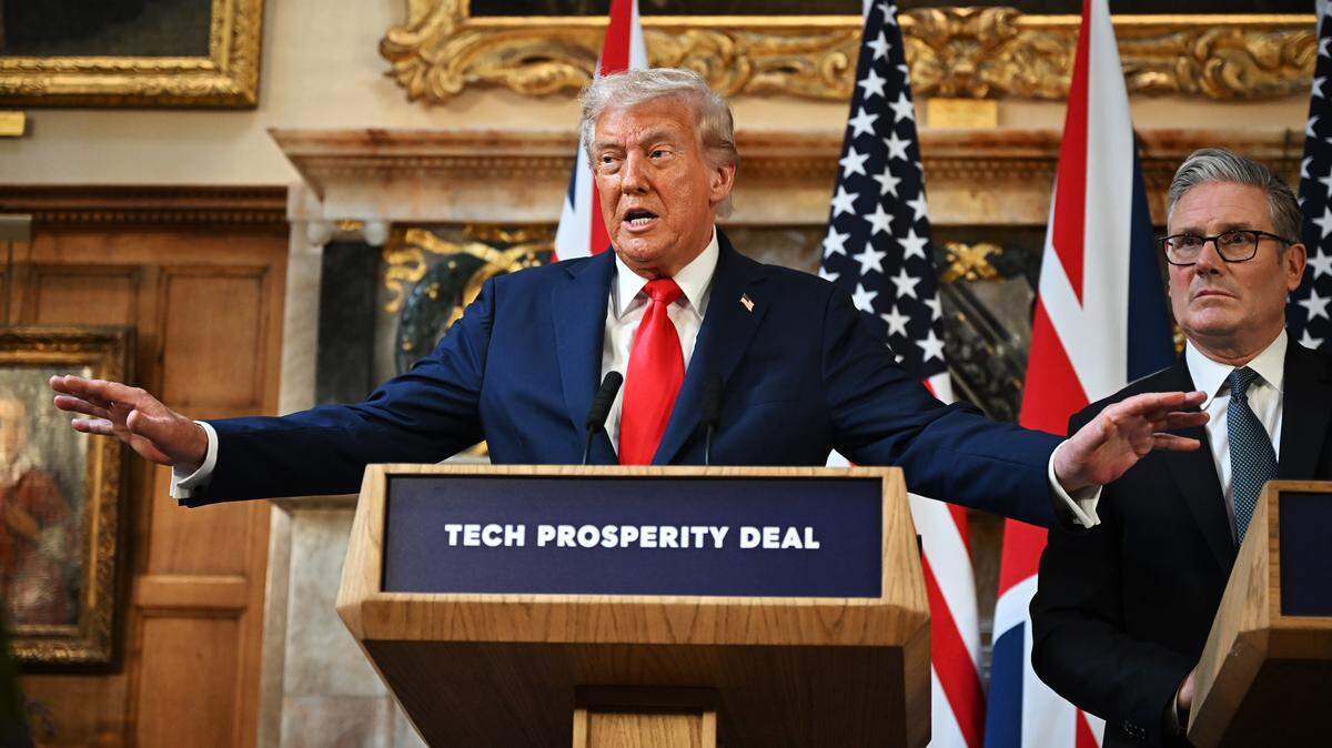 El primer ministro Sir Keir Starmer y el presidente de Estados Unidos, Donald Trump, durante una conferencia de prensa en Chequers, cerca de Aylesbury, en Buckinghamshire, en el segundo día de la segunda visita de Estado del mandatario a Reino Unido el jueves 18 de septiembre de 2025.