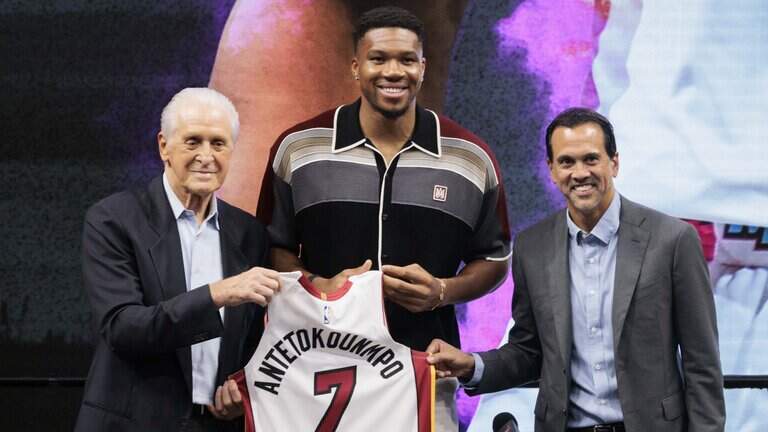 El Heat presenta a Antetokounmpo a la espera de la decisión de LeBron James