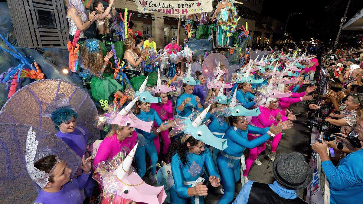 Un grupo que representa un peculiar “Derbi de Caracolas” para unicornios se presenta en la calle Duval durante el Desfile del Festival de Fantasía en Cayo Hueso, Florida. La elaborada procesión de carrozas y participantes disfrazados regresará el sábado 25 de octubre de 2025 como el punto culminante de la celebración de 10 días del Festival de Fantasía.