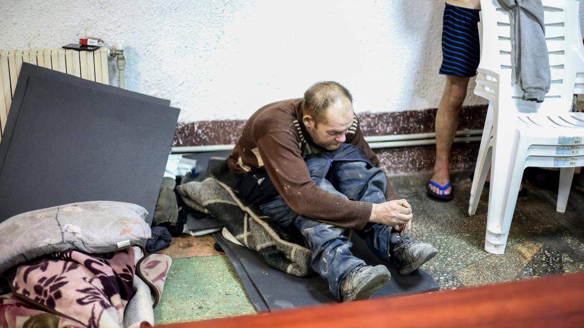 Un hombre desamparado se amarra los zapatos en un refugio en la ciudad de Odesa, Ucrania, que ha sido bombardeada fuertemente por Rusia, el 1 de noviembre de 2024. 