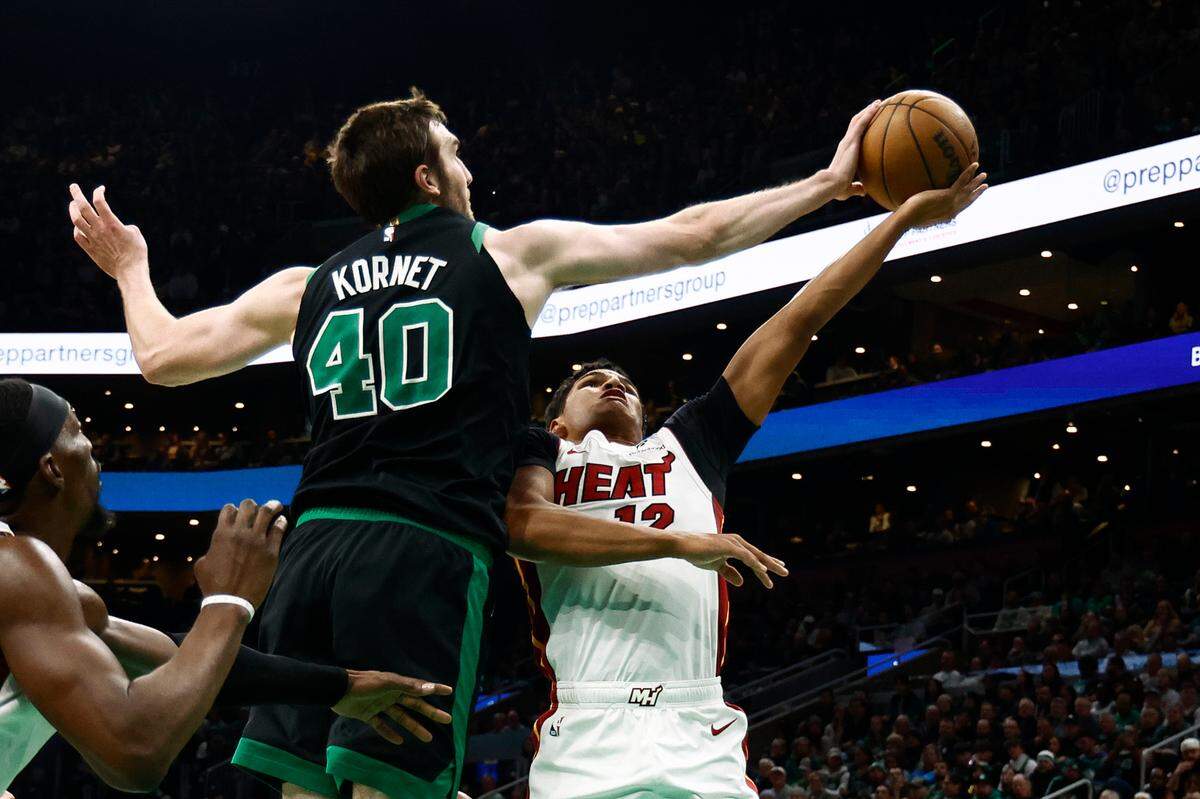 El jugador de los Celtics Luke Kornet (izq.) bloquea un tiro de Dru Smith, del Heat de Miami, en el partido celebrado el 2 de diciembre de 2024 en el TD Garden de Boston.