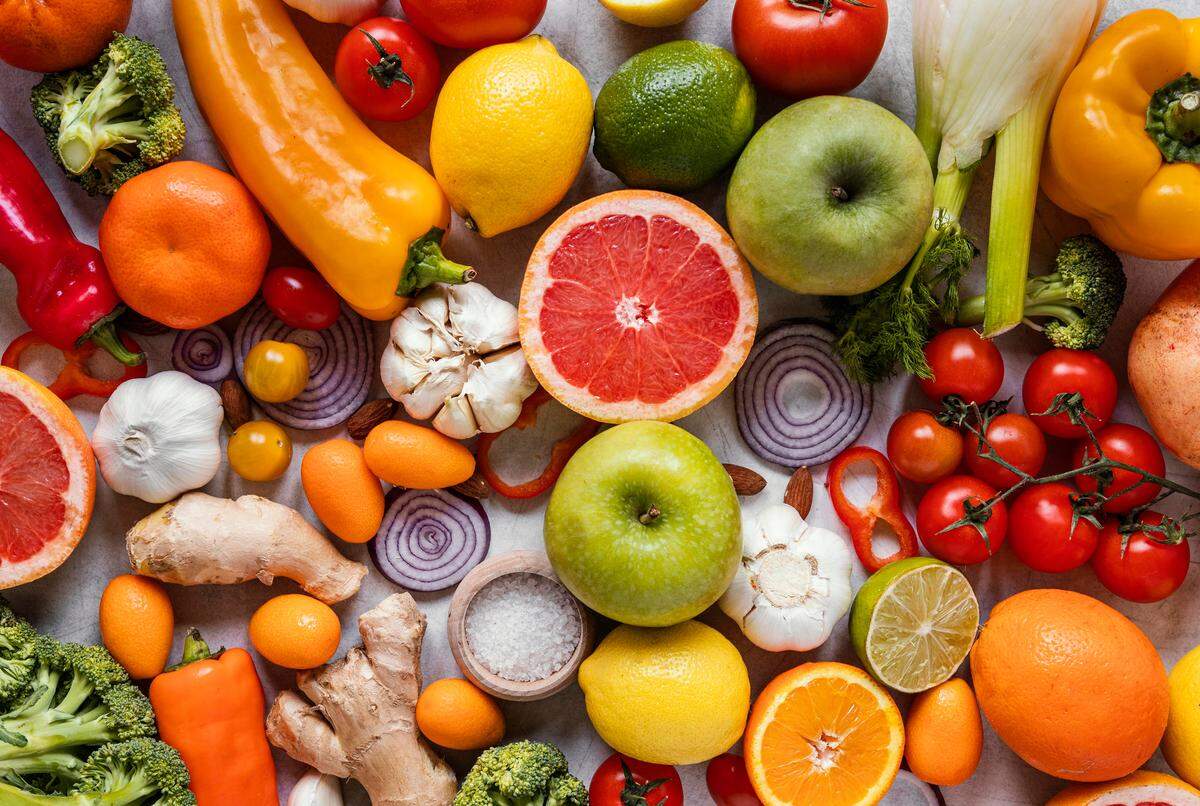Si llevamos una alimentación variada, equilibrada y completa, no necesariamente tenemos que preocuparnos de que algunos alimentos tengan menos fibra que otros.