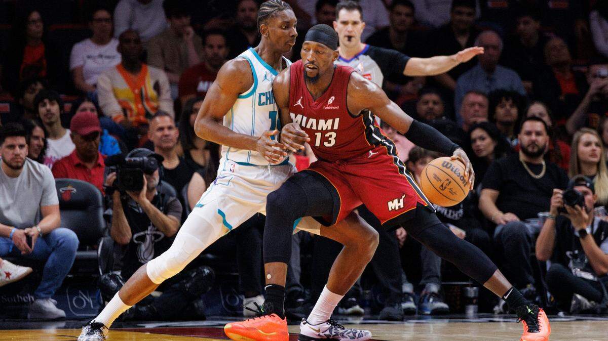 El centro del Heat Bam Adebayo (der.) trata de pasar la marca de Moussa Diabate, de los Hornets de Charlotte, en el partido celebrado el 10 de marzo de 2025 en Miami.