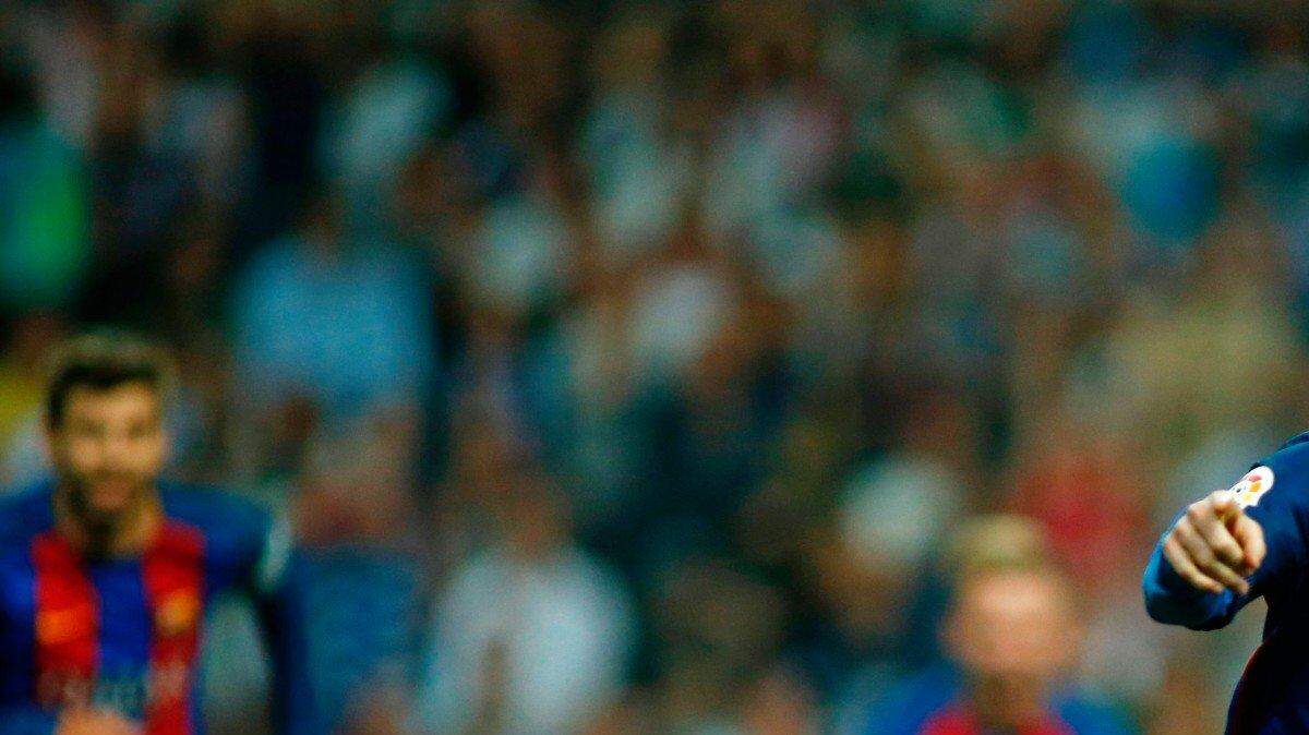El delantero argentino del Barcelona, Lionel Messi, celebra después de anotar durante la Liga española en el partido Real Madrid CF vs FC Barcelona en el estadio Santiago Bernabéu de Madrid el 23 de abril de 2017.