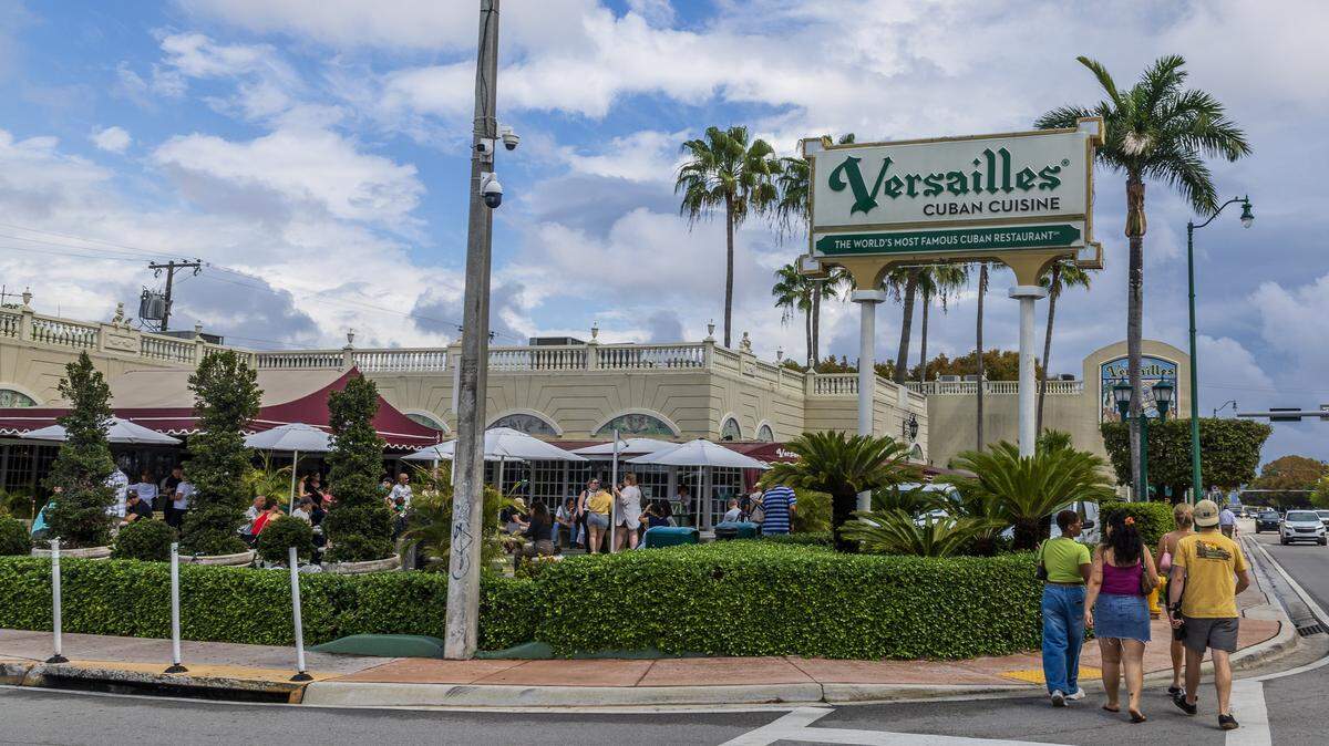 Un grupo de turistas hacen fila para comer en el emblemático restaurante de cocina cubana Versailles en Miami, Florida, el 13 de marzo de 2026.