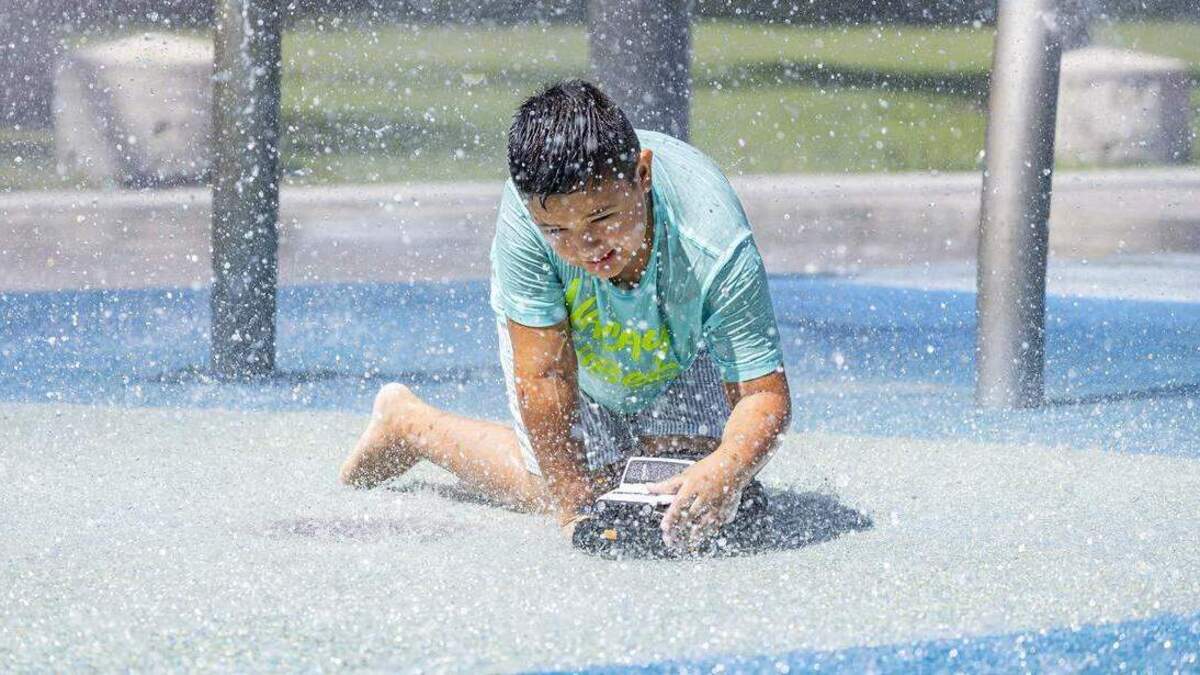 Mateo Tuesta, de 7 años, juega con un juguete en el área de juegos acuáticos de South Pointe Park el 15 de agosto de 2025, en Miami Beach. Matias J. Ocner mocner@miamiherald.com