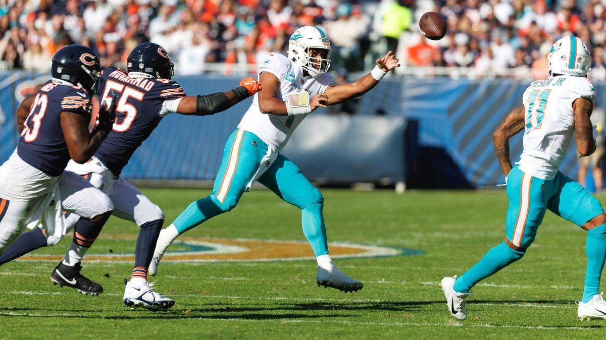 El quarterback de los Dolphins Tua Tagovailoa pasa el ovoide ante la defensa de los Bears, en el partido celebrado el 6 de noviembre de 2022 en Chicago.