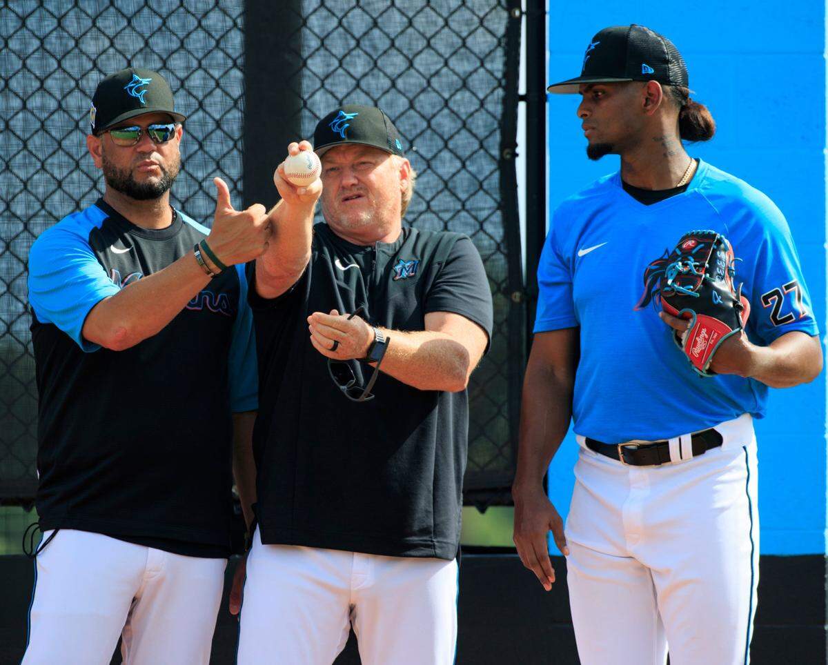 Foto de archivo. El coach de bullpen de los Marlins Wellington Cepeda (izq.) y el entrenador de pitcheo Mel Stottlemyre Jr. explican al derecho dominicano Edward Cabrera sobre el agarre de la pelota en el entrenamiento de primavera, el 16 de marzo de 2022 en Jupiter, Florida.