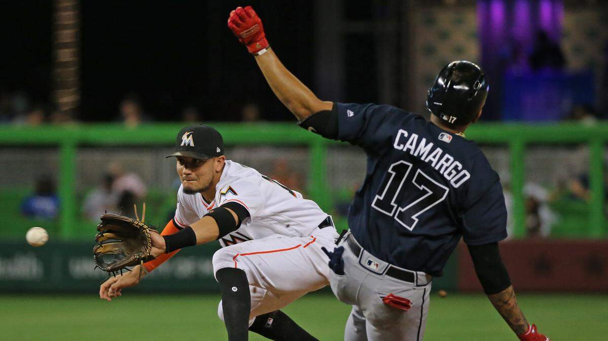 El torpedero de los Marlins Miguel Rojas pone out en segunda base a Johan Camargo, de los Bravos, en el quinto inning del partido celebrado el 10 de mayo de 2018 en Miami.