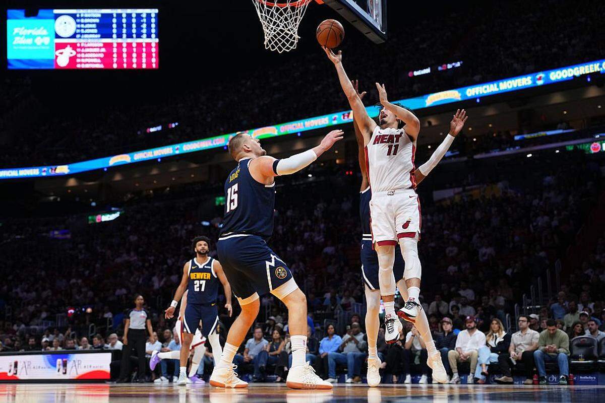 El jugador del Heat Jaime Jáquez Jr. (der.) entra al aro ante la marca de Nikola Jokic, de los Nuggets de Denver, en el partido celebrado el 29 de diciembre de 2025 en Miami.