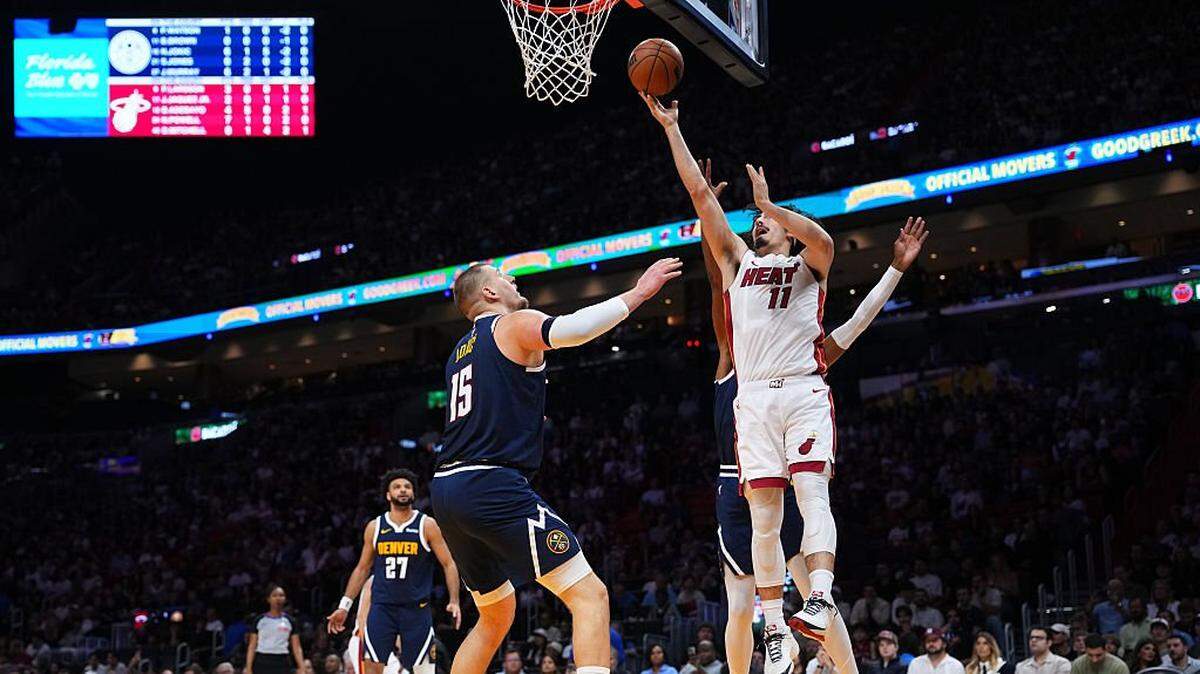 El jugador del Heat Jaime Jáquez Jr. (der.) entra al aro ante la marca de Nikola Jokic, de los Nuggets de Denver, en el partido celebrado el 29 de diciembre de 2025 en Miami.
