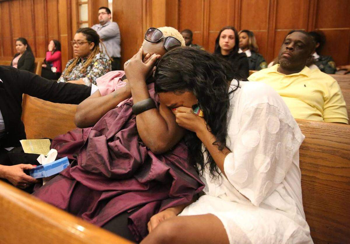 Los familiares de la víctima de asesinato, Terrilyn Gray, rompen a llorar cuando una llamada al 911 de su asesinato se escuchó en la sala del tribunal.