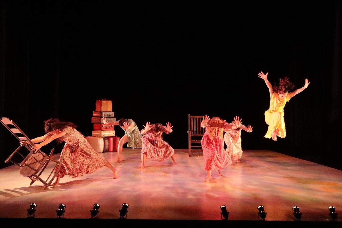Las bailarinas de Sarasota Contemporary Dance en “The Cuban Project: My Story, Your Story, Our Story”. 