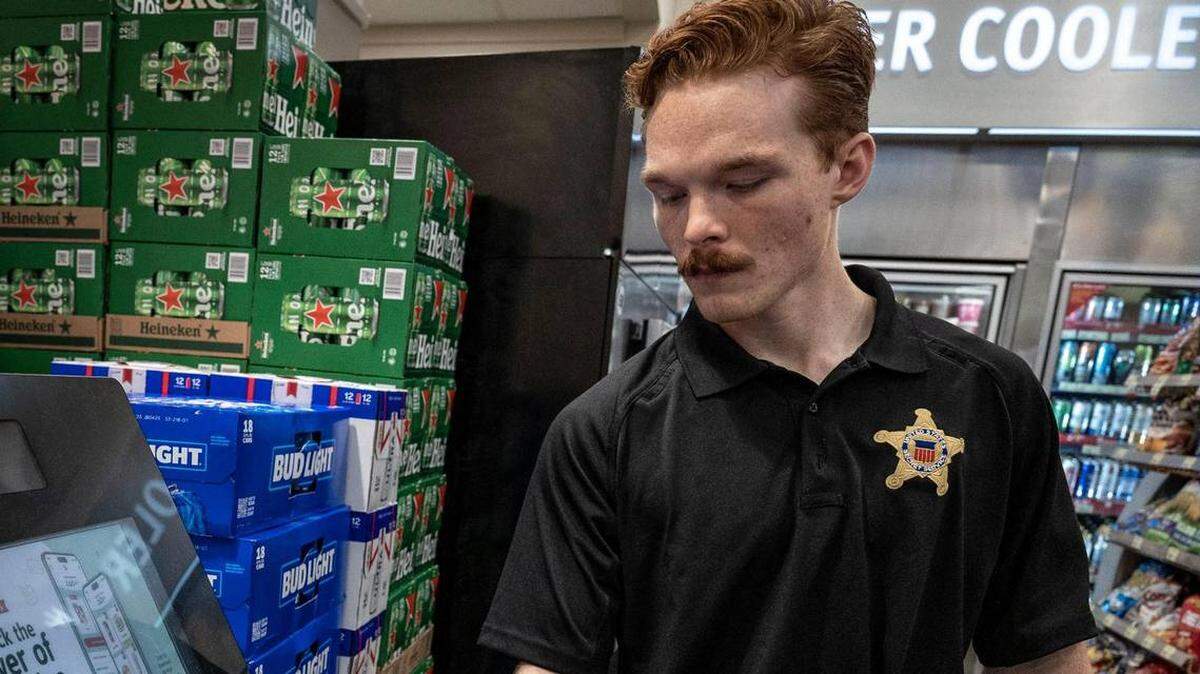 Un agente del Servicio Secreto de EEUU utiliza un Skim Buster para detectar la presencia de un dispositivo de clonación de tarjetas de crédito en un lector de tarjetas dentro de un negocio en Hialeah.
