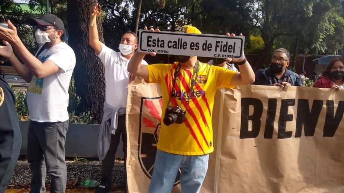Simpatizantes del régimen castrista se manifiestan a favor de la llegada del gobernante Miguel Díaz-Canel frente la embajada de Cuba en México (Foto tomada al perfil de Facebook de la periodista Claudia Padrón Cueto)