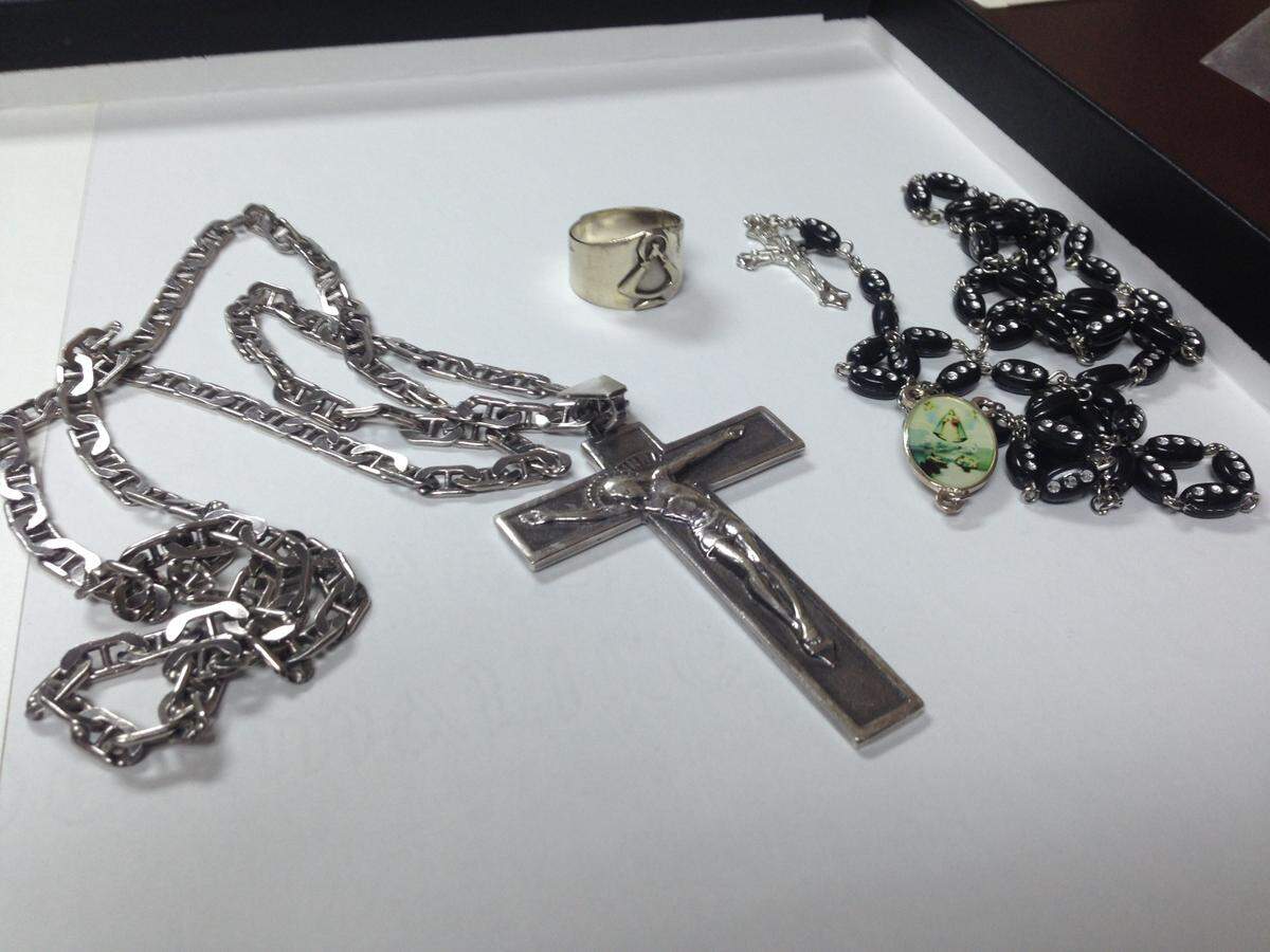 Las reliquias de Monseñor Agustín Román: su cruz pectoral, anillo episcopal y rosario.