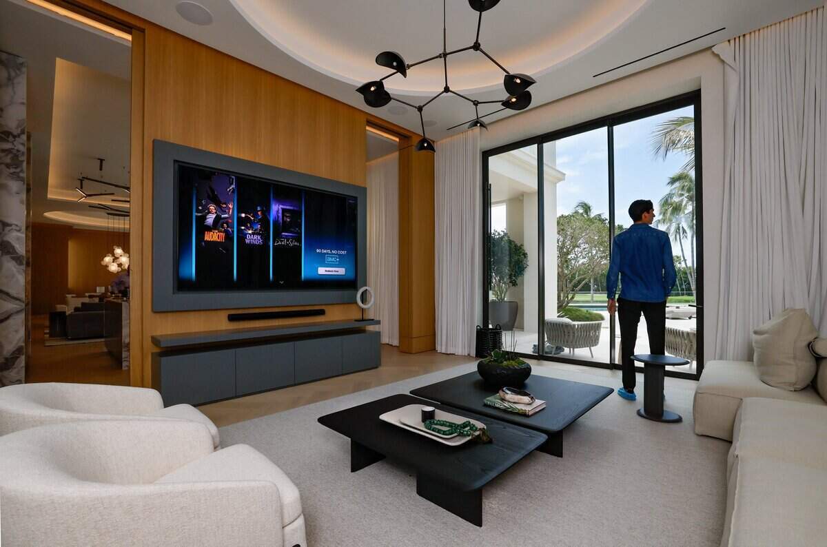 Una de las dos salas de entretenimiento dentro de The Mansions, un exclusivo enclave de 2,5 acres compuesto por nuevas mega-mansiones independientes en Fisher Island, en Miami Beach, Florida, el miércoles 10 de junio de 2026.