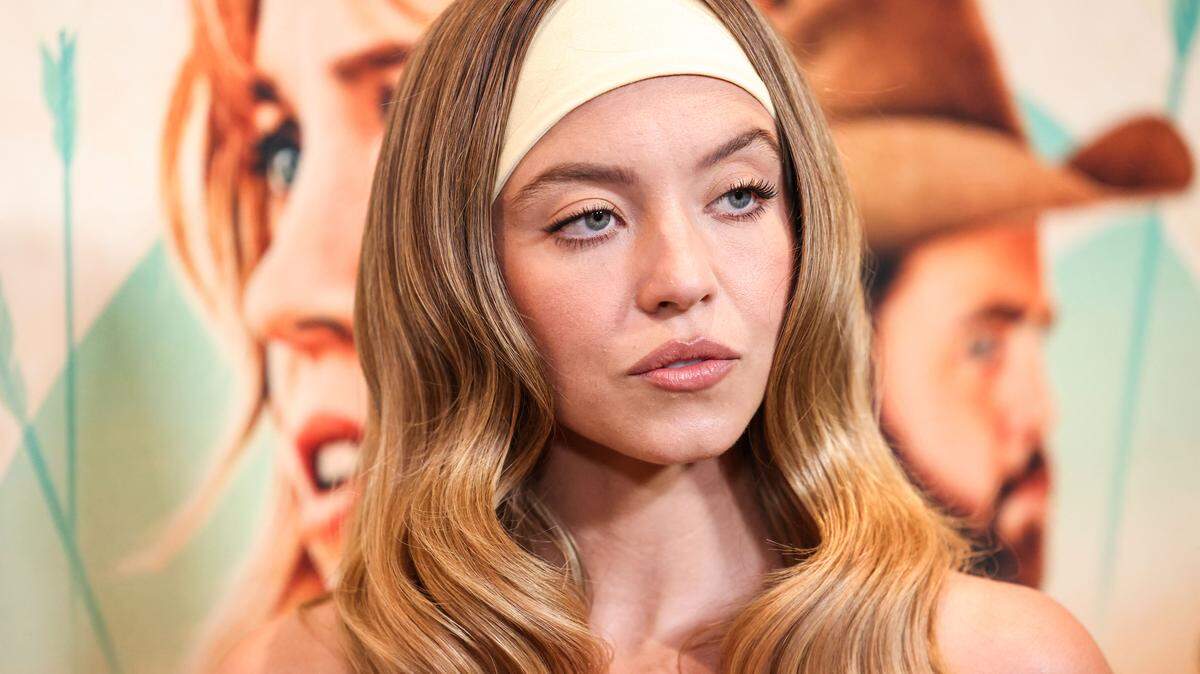 La actriz y productora estadounidense Sydney Sweeney, vestida con un diseño personalizado de Danielle Frankel y joyas de Effy, estilizada por Molly Dickson, llega al estreno especial en Los Ángeles de la película ‘Americana’, de Lionsgate, celebrado en Desert 5 Spot, en el hotel Hollywood Volume, A Tribute Portfolio.