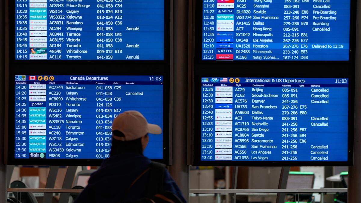 Las pantallas de información muestran los vuelos cancelados de Air Canada en el Aeropuerto Internacional de Vancouver, en British Columbia, Canadá, el sábado 16 de agosto de 2025.