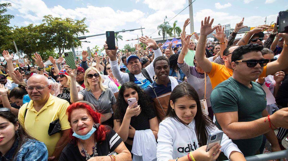 Personas asisten al festival de la Calle Ocho, la celebración hispana más grande en la Pequeña Habana el domingo 13 de marzo de 2022.