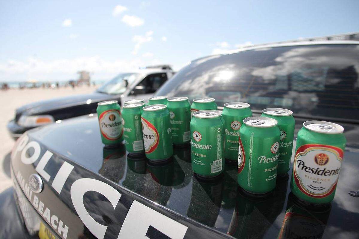 Según las leyes de la Florida, es ilegal poseer un recipiente abierto con alcohol o consumir alcohol mientras se conduce o se es pasajero en un vehículo motorizado.
