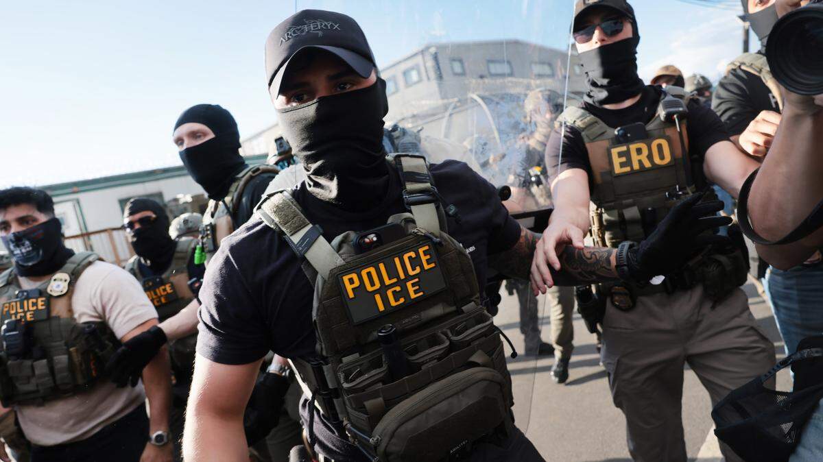 Agentes del ICE se enfrentan con manifestantes frente al centro federal de inmigración en Delaney Hall, en Newark, donde el ICE mantiene a inmigrantes detenidos, el 28 de mayo de 2026 en Newark, Nueva Jersey.