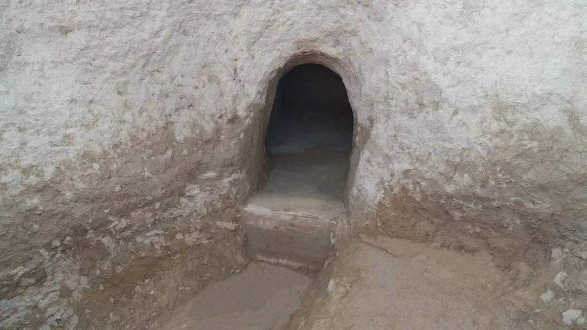 Una entrada a uno de los psadizos secretos de ka ciudad de piedra.