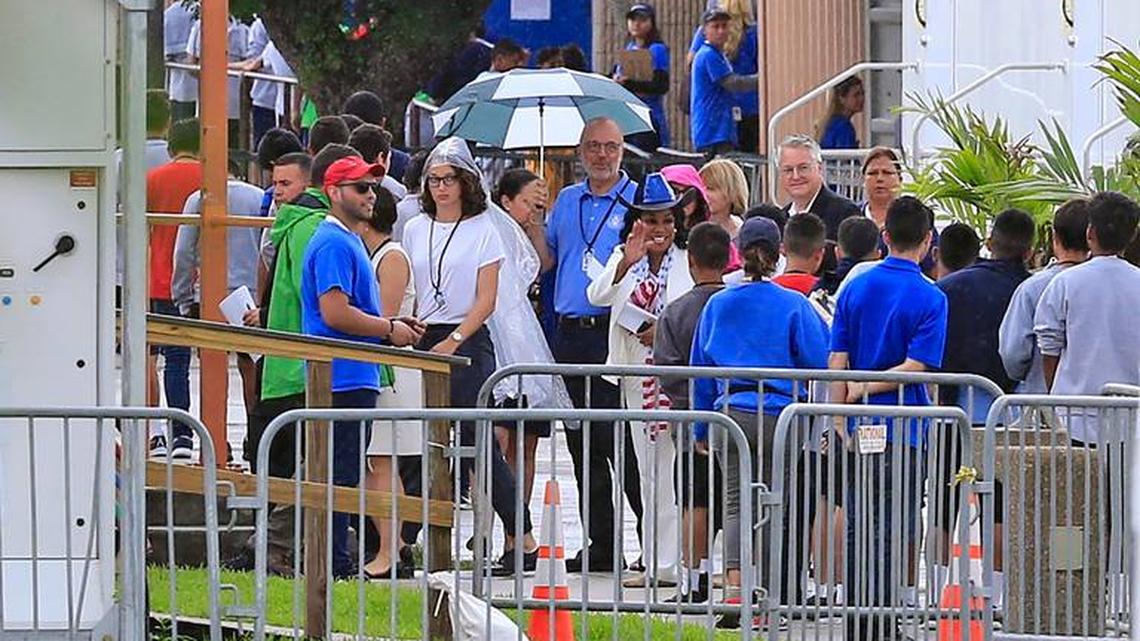 La congresista Frederica Wilson saluda a un grupo de niños mientras recorre el refugio para menores migrantes en Homestead, Miami, junto a otros funcionarios del gobierno el sábado 23 de junio de 2018.