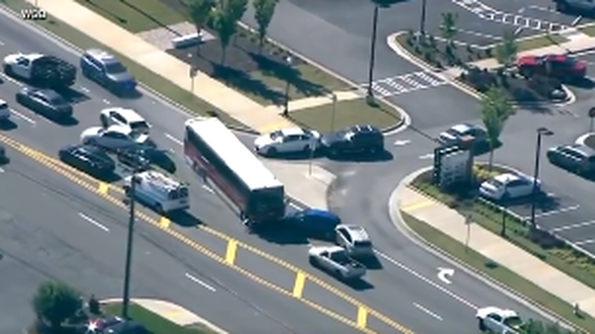 Un hombre armado secuestró en la ciudad de Atlanta, Estados Unidos, un autobús con 17 personas a bordo, incluido el conductor, mató a un pasajero y ocasionó una persecución con numerosas patrullas de policía a través de dos condados hasta su detención.