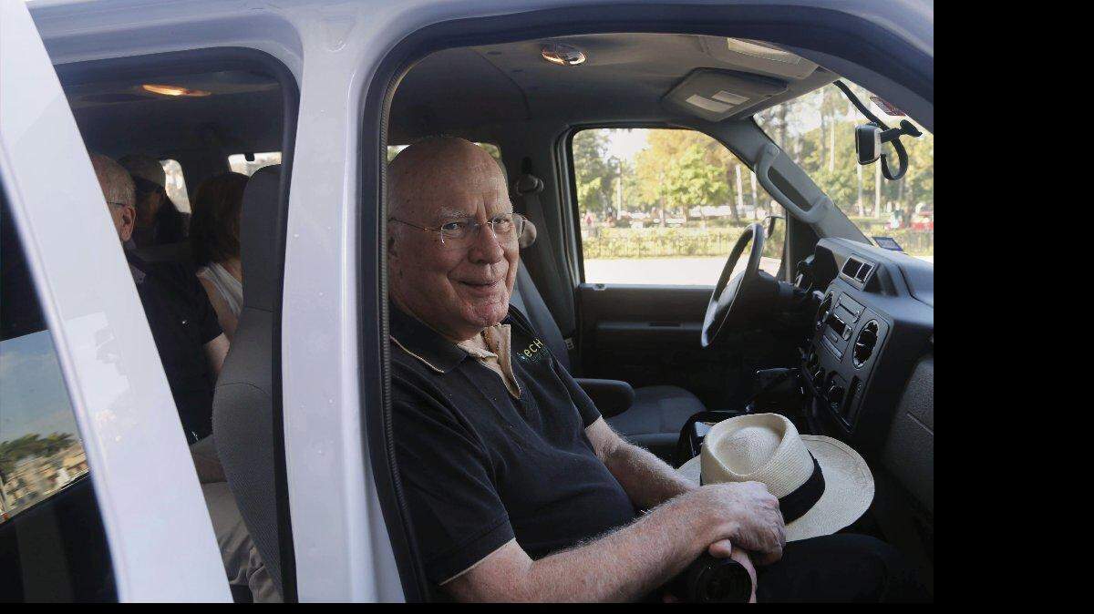 El senador estadounidense Patrick Leahy de Vermont sale de su hotel para un tour de la ciudad durante una visita de tres días en La Habana, Cuba, el domingo, 18 de enero 2015.