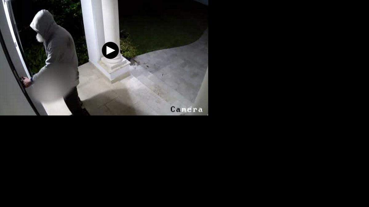 En el video de vigilancia se puede ver al hombre masturbándose mientras camina hacia la puerta principal de la casa y mira a través de una ventana.