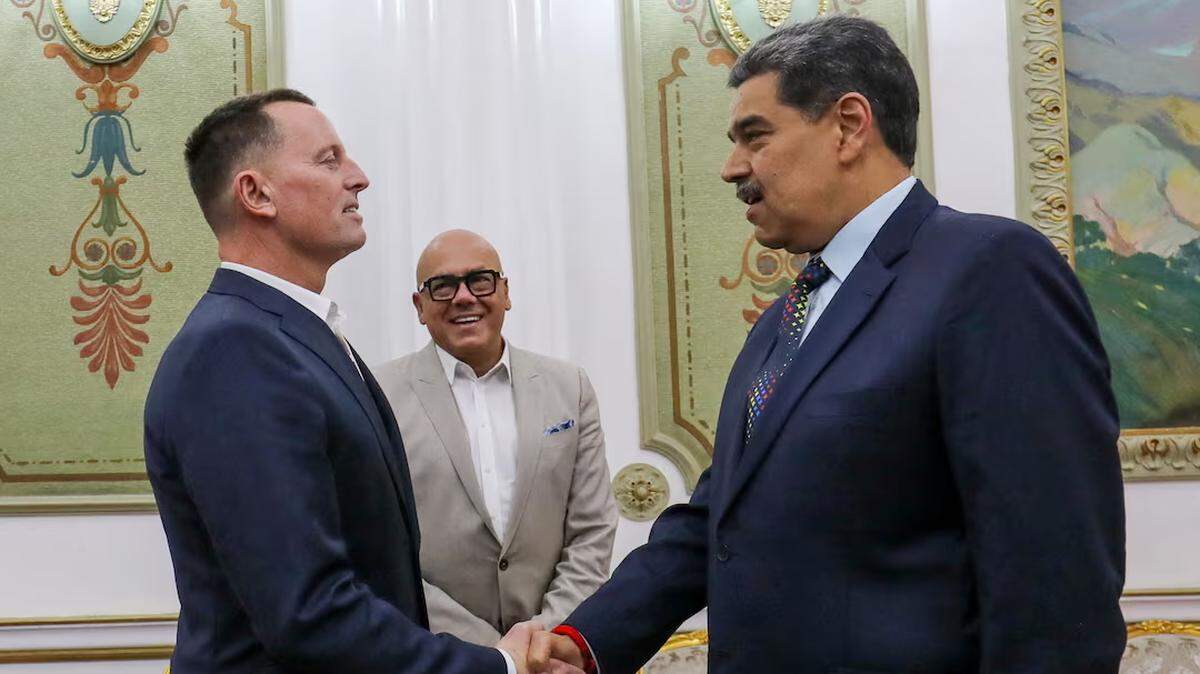 A handout photo released by Venezuela’s Presidency shows Venezuelan President Nicolás Maduro (right) speaking with U.S. President Donald Trump’s special envoy, Richard Grenell, at the Miraflores Presidential Palace in Caracas on January 31, 2025.