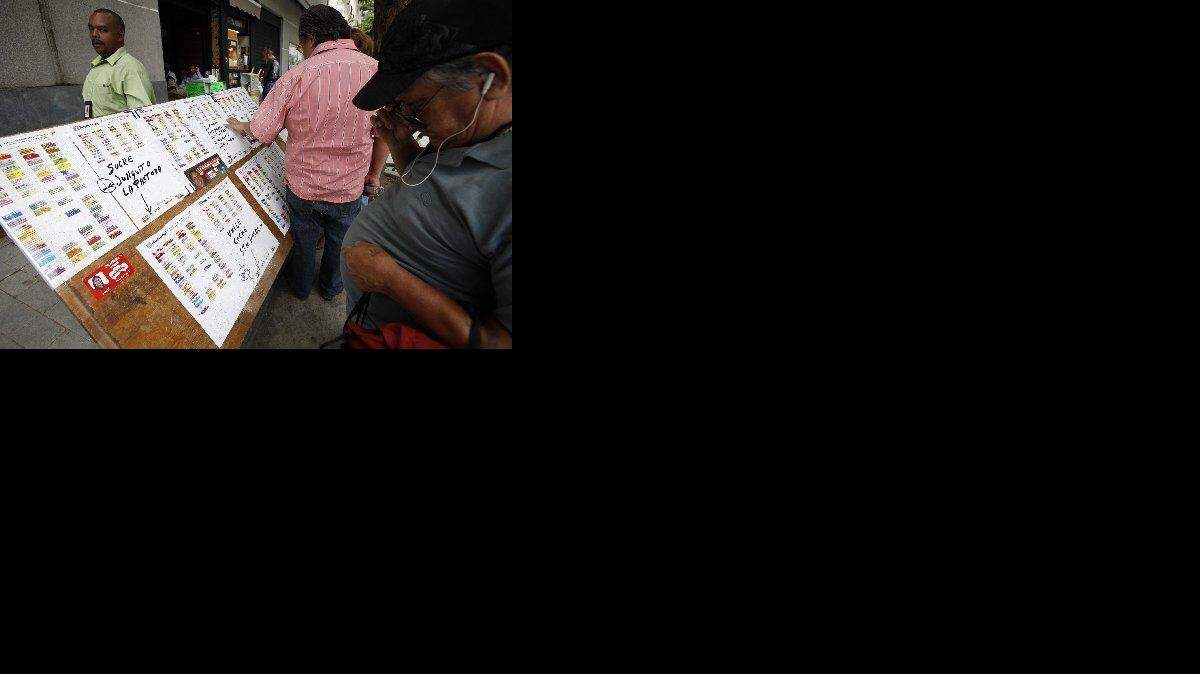 Un grupo de personas busca información electoral este 17 de septiembre de 2010, en Caracas (Venezuela). La campaña para los comicios parlamentarios del 26 de septiembre en el país entra en su recta final hacia una elección que determinará si el presidente Hugo Chávez mantiene en la Asamblea el apoyo necesario para su "revolución".