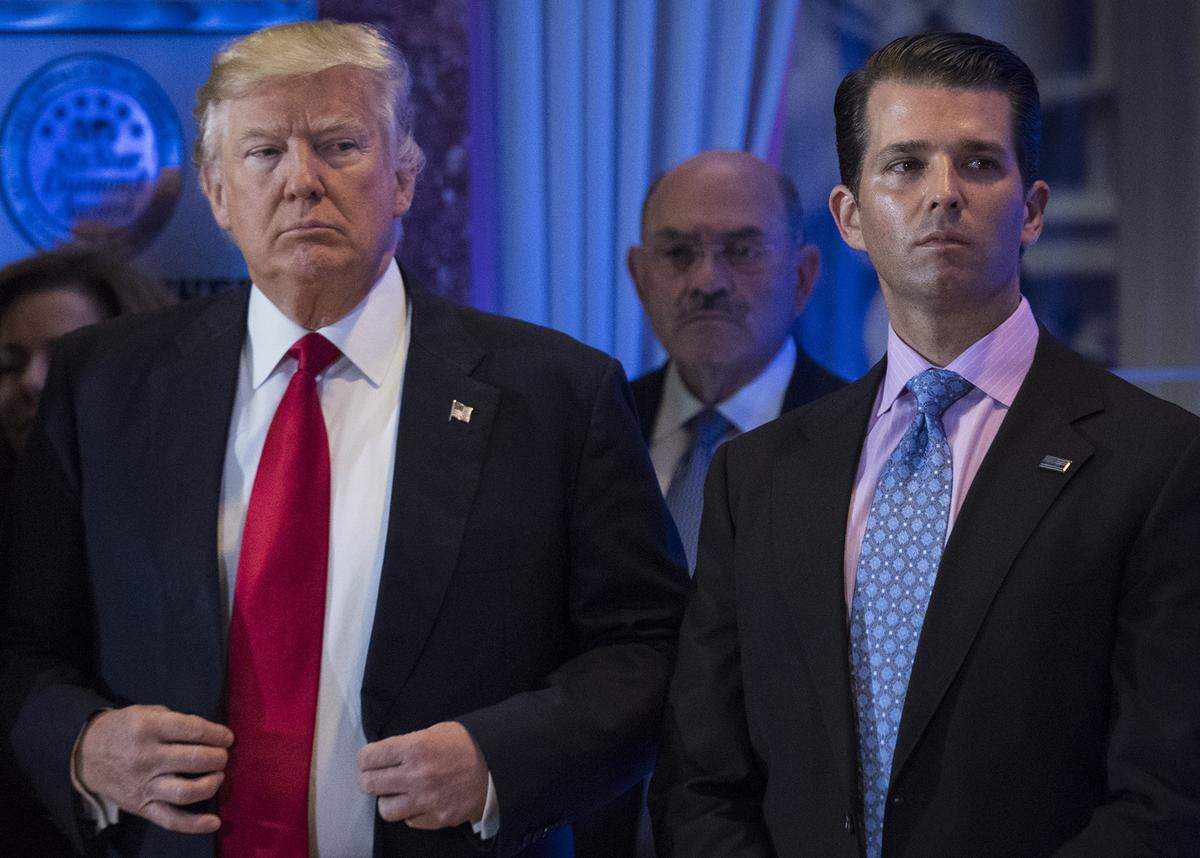 Por primera vez, Donald Trump admitió que el encuentro del 9 de junio del 2016 en la Trump Tower estuvo relacionado con esfuerzos para perjudicar a Clinton. En la foto, junto a su hijo Donald Trumo, Jr.