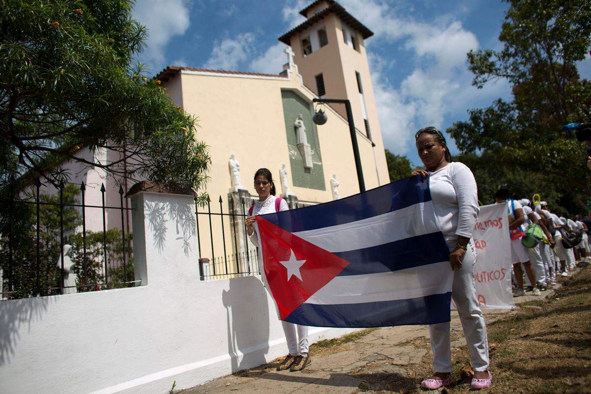 La Damas de Blanco, un grupo defensor de los derechos humanos en Cuba, en su caminata semanal en La Habana el domingo 20 de marzo del 2016, antes que el entonces presidente Barack Obama llegara para una visita de tres días a la isla.