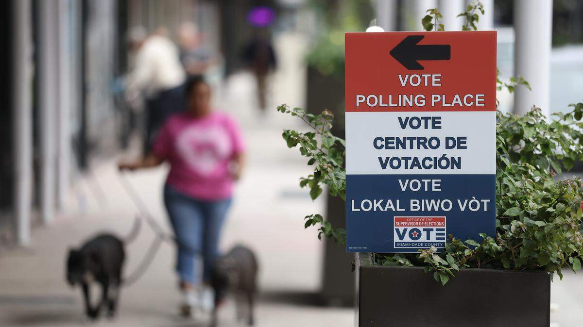 Un cartel indica la ubicación de un centro de votación instalado el día de las elecciones, el 9 de diciembre de 2025, en Miami, Florida.