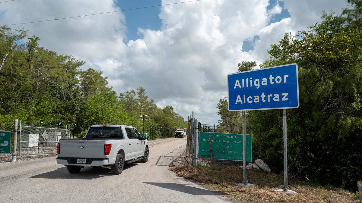 Letrero de “Alligator Alcatraz” en la entrada del Aeropuerto de Entrenamiento y Transición Dade-Collier, el 11 de julio de 2025, en Ochopee, Florida. 