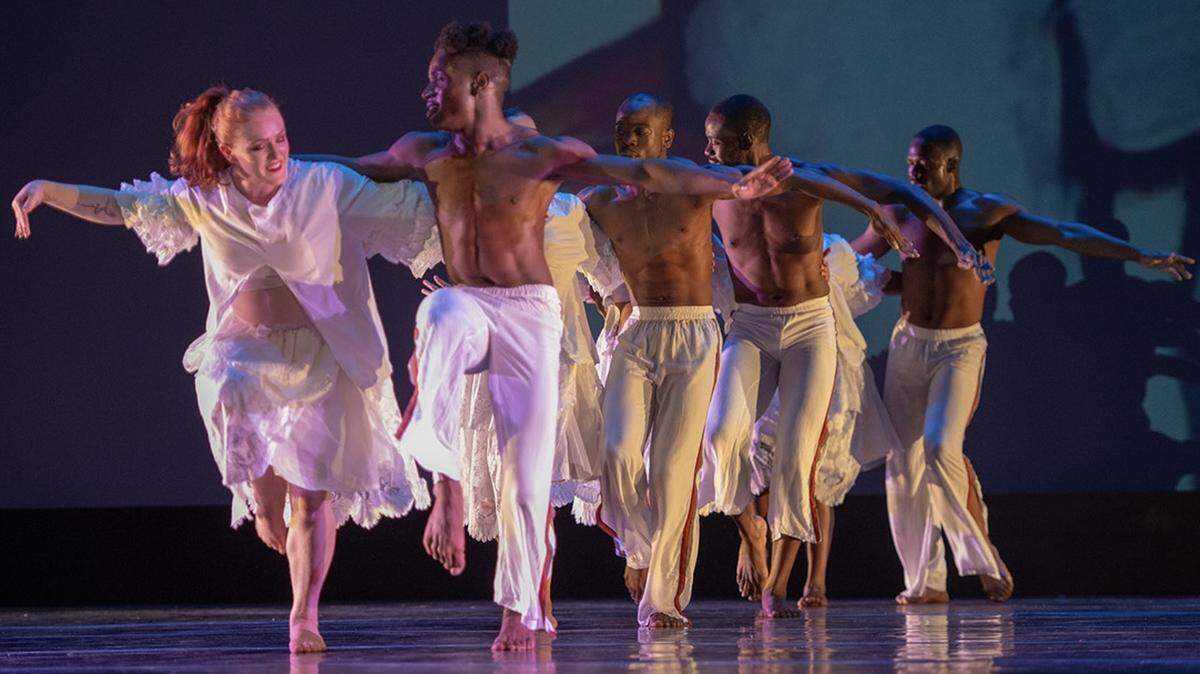 Los bailarines de Peter London Global Dance Company en “Caribbean Suite”, coreografía de Peter London que cierra el programa “Rebelión y Resilienca” a presentarse el domingo 23 de junio en el Sanctuary of the Arts de Coral Gables.