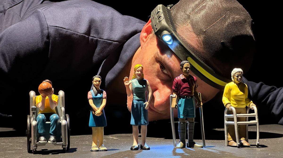 La quinta edición de Solo Theater Fest abre este viernes 26 de abril en la sede de Artefactus, con la presentación de “La caZa de los Johnson-Wang”, que interpreta y dirige Alberto Menéndez.