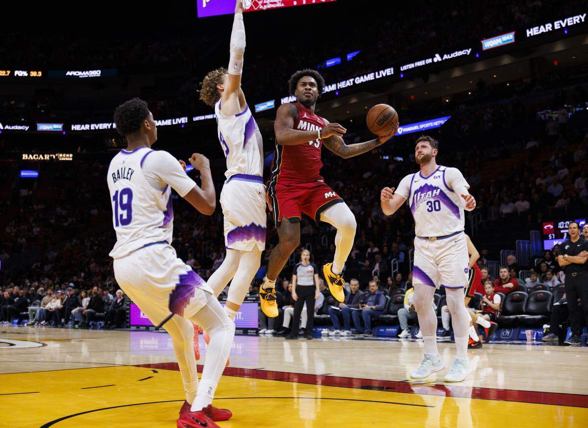 El escolta del Heat, Davion Mitchell, entra al aro ante la defensa del Jazz de Utah, en el partido celebrado el 9 de febrero de 2026 en el Kaseya Center en Miami, Florida.