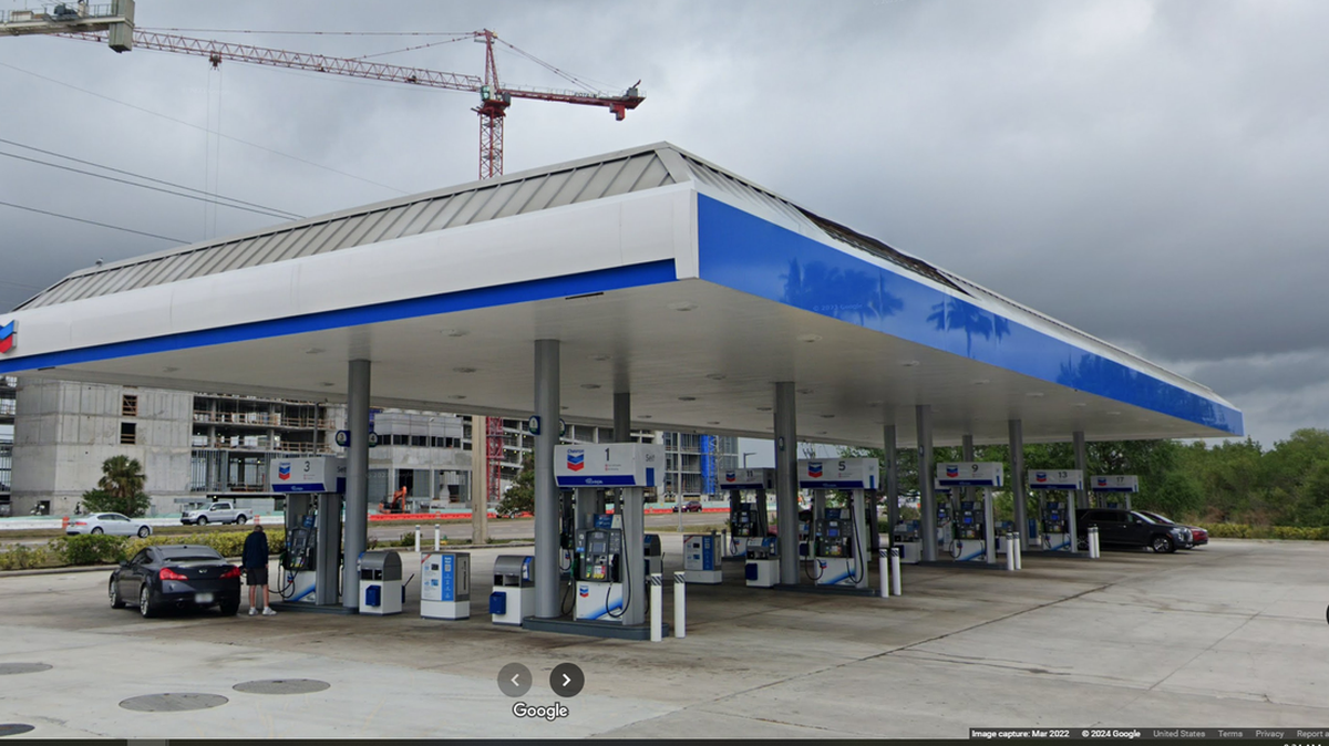 Bill Prummell, jefe de la policía del Condado Charlotte, dijo que el agente Elio Díaz fue baleado en una gasolinera Chevron de Port Charlotte poco después de las 3 p.m. del domingo, 15 de diciembre. 