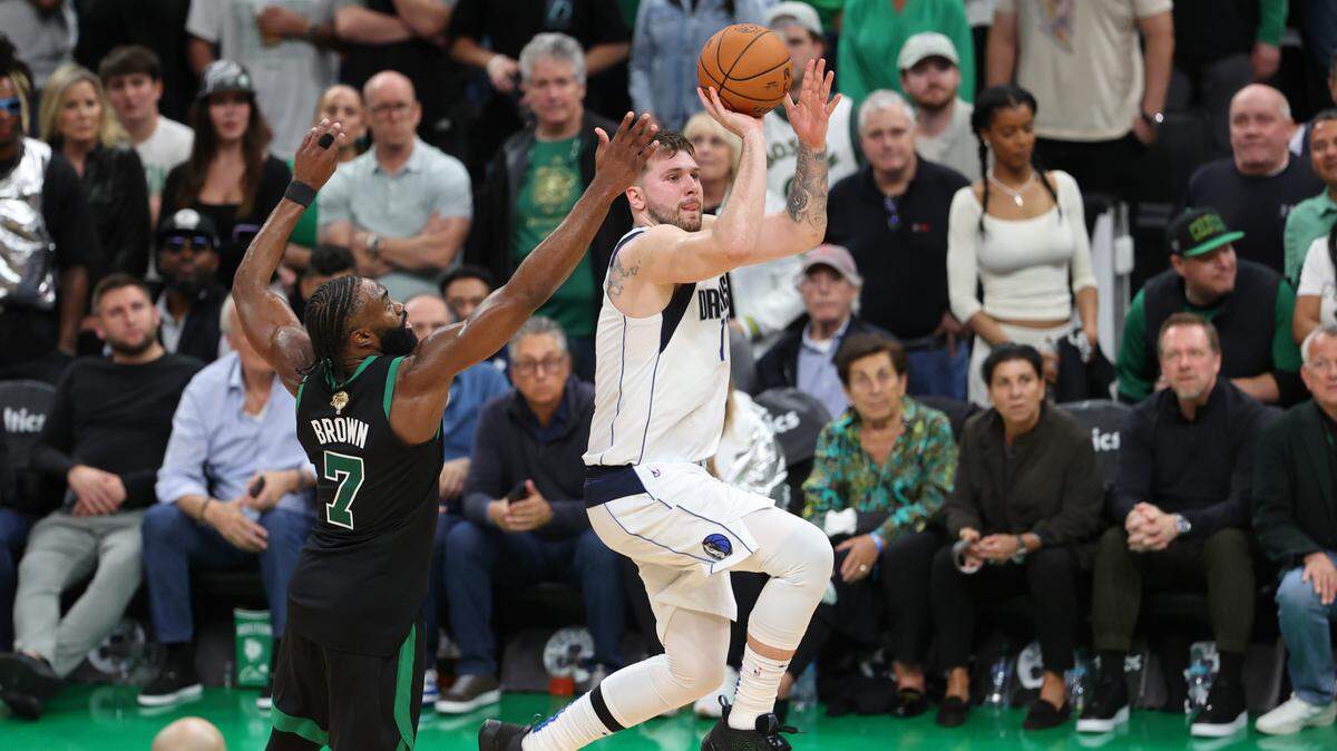 El astro de los Mavericks de Dallas Luka Doncic tira al aro ante la marca de Jaylen Brown, de los Celtics, en el segundo juego de las Finales de la NBA, celebrado el 9 de junio de 2024 en Boston.