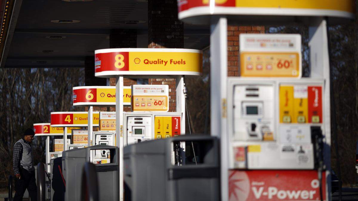 Un conductor espera a que su tanque de gasolina se llene en una estación de Royal Dutch Shell en Portland, Tennessee, en enero 2015.